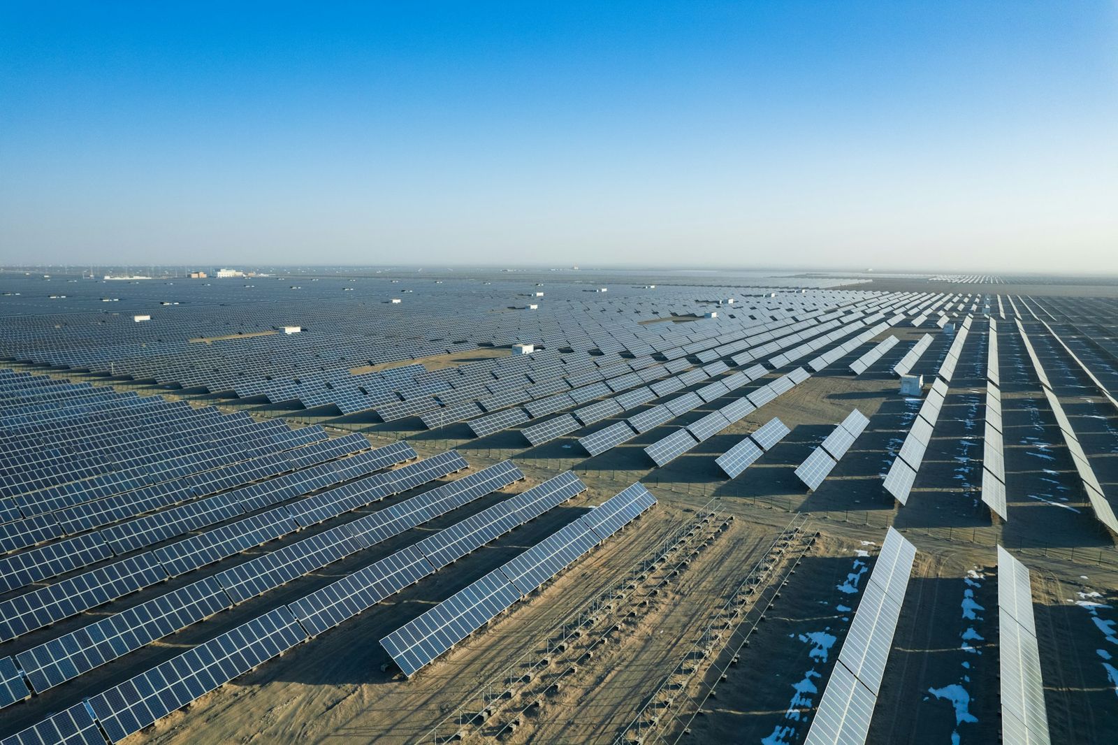 Große Freiflächenanlage mit Modulreihen bis zum Horizont