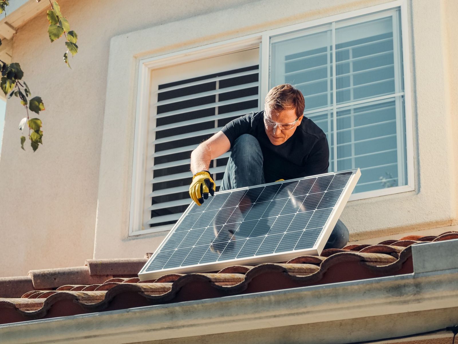 Montage von Photovoltaikmodulen auf einem Dach