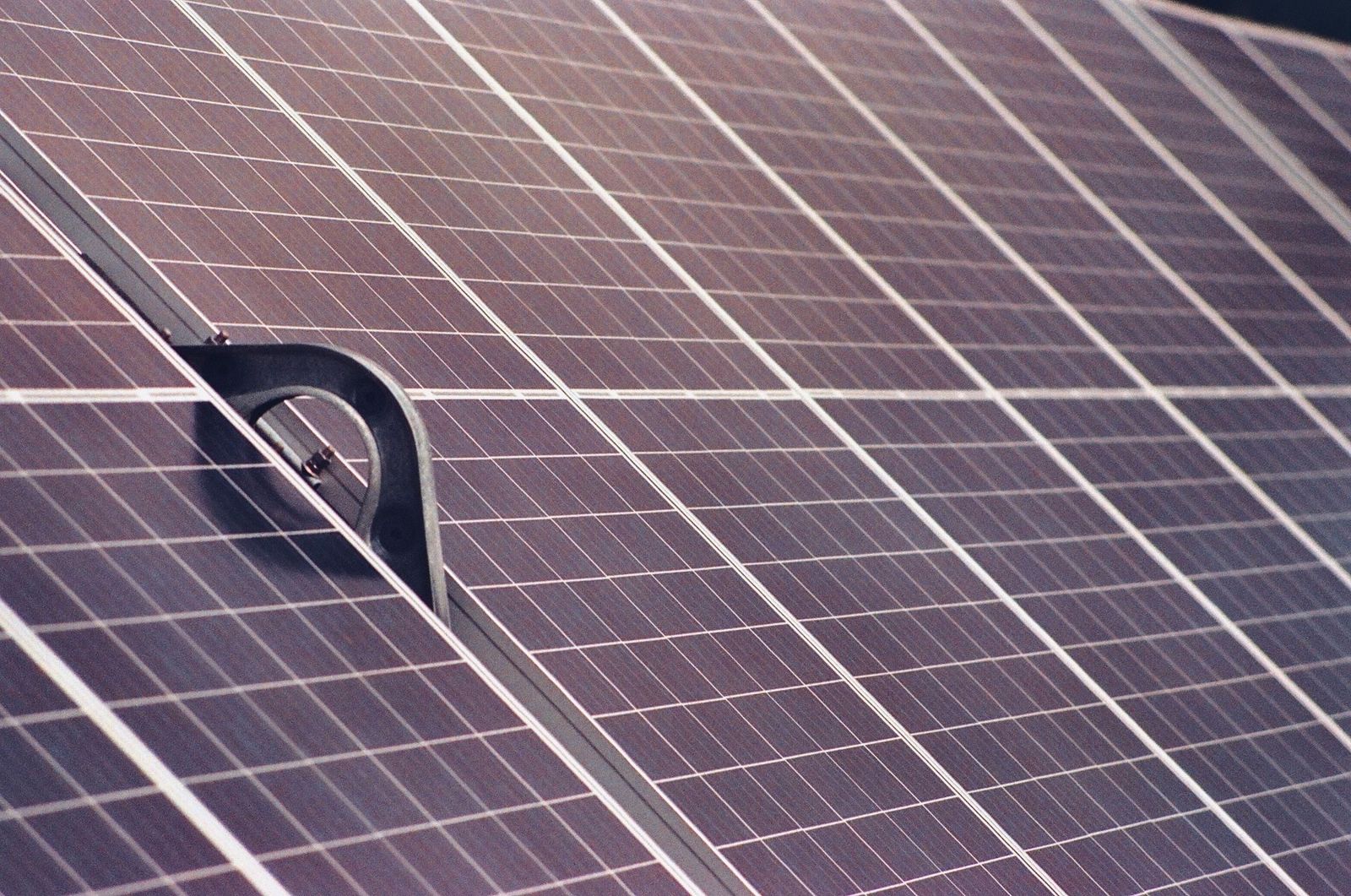 Detailaufnahme einer Photovoltaik-Modulfläche