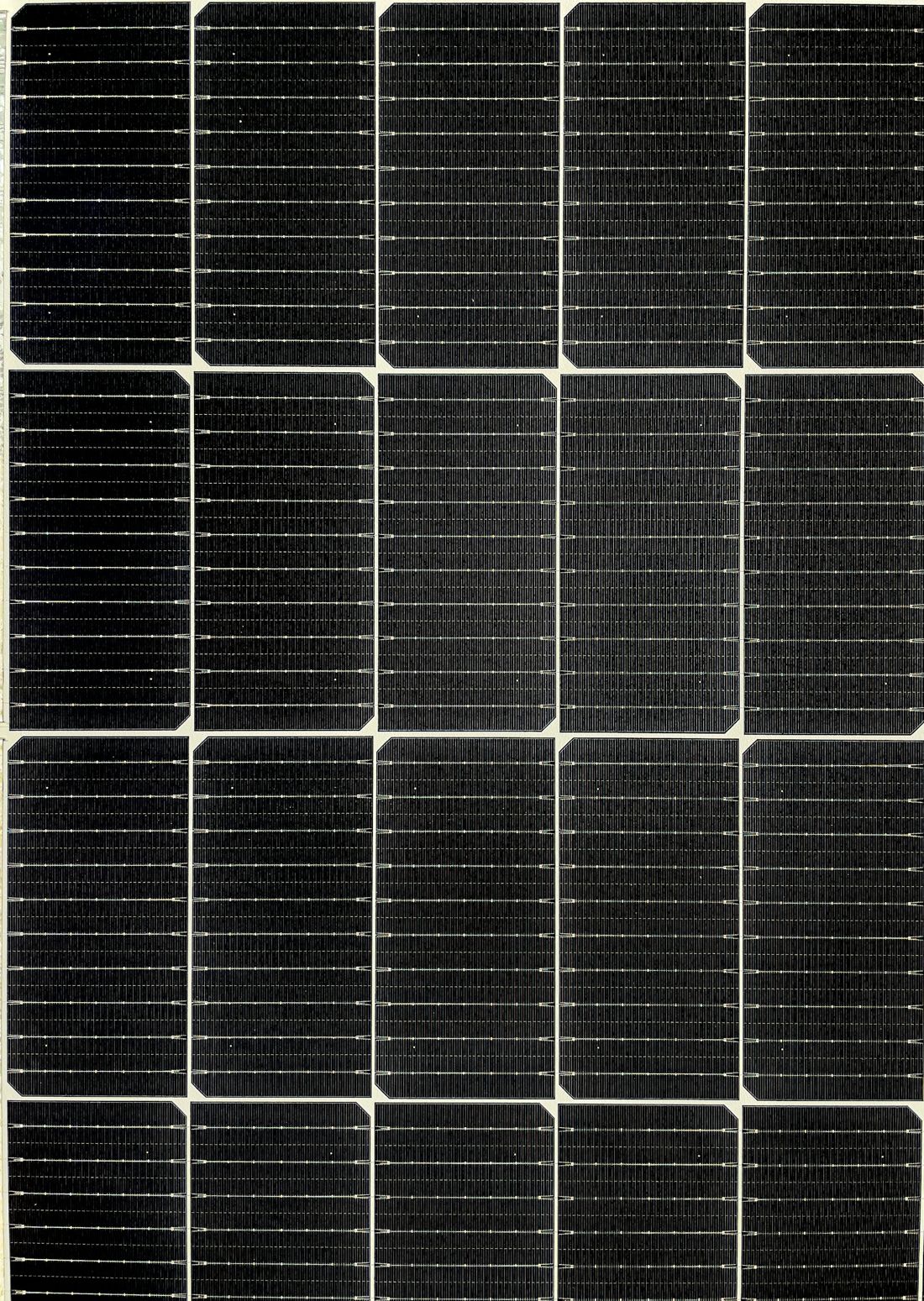 Nahaufnahme eines Photovoltaikmoduls, die Zellen wirken intakt